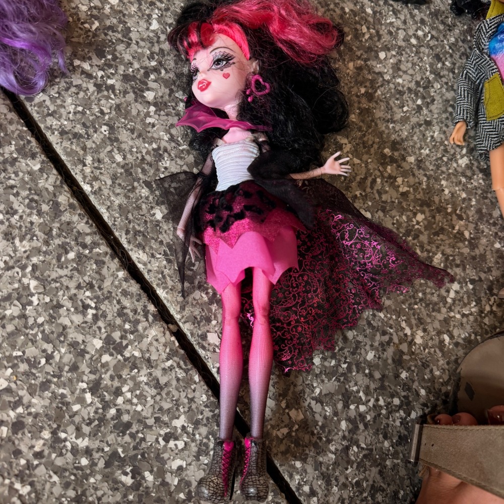 Monster High Draculaura Ghouls Rule Doll Pink Black Hair Vampire Mattel 2012
